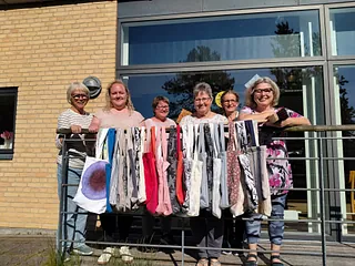 Fem kvinder viser hjemmesyede muleposer frem