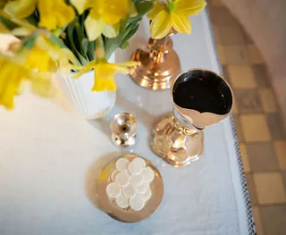 Kalk, oblater, påskeliljer